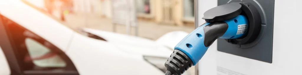 Cargar tu coche eléctrico en gasolineras es una opción muy útil