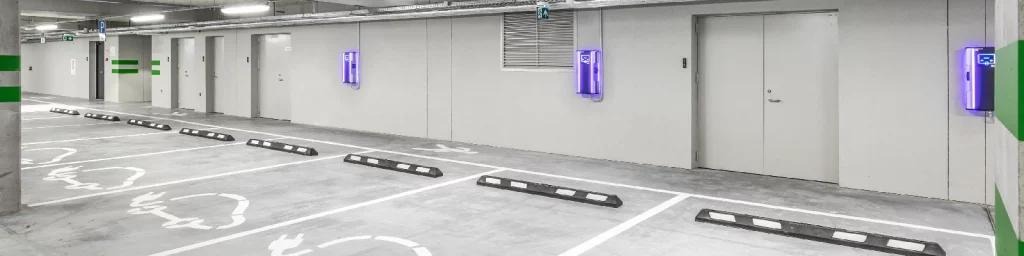 Estacionamiento con estaciones de carga para vehículos eléctricos